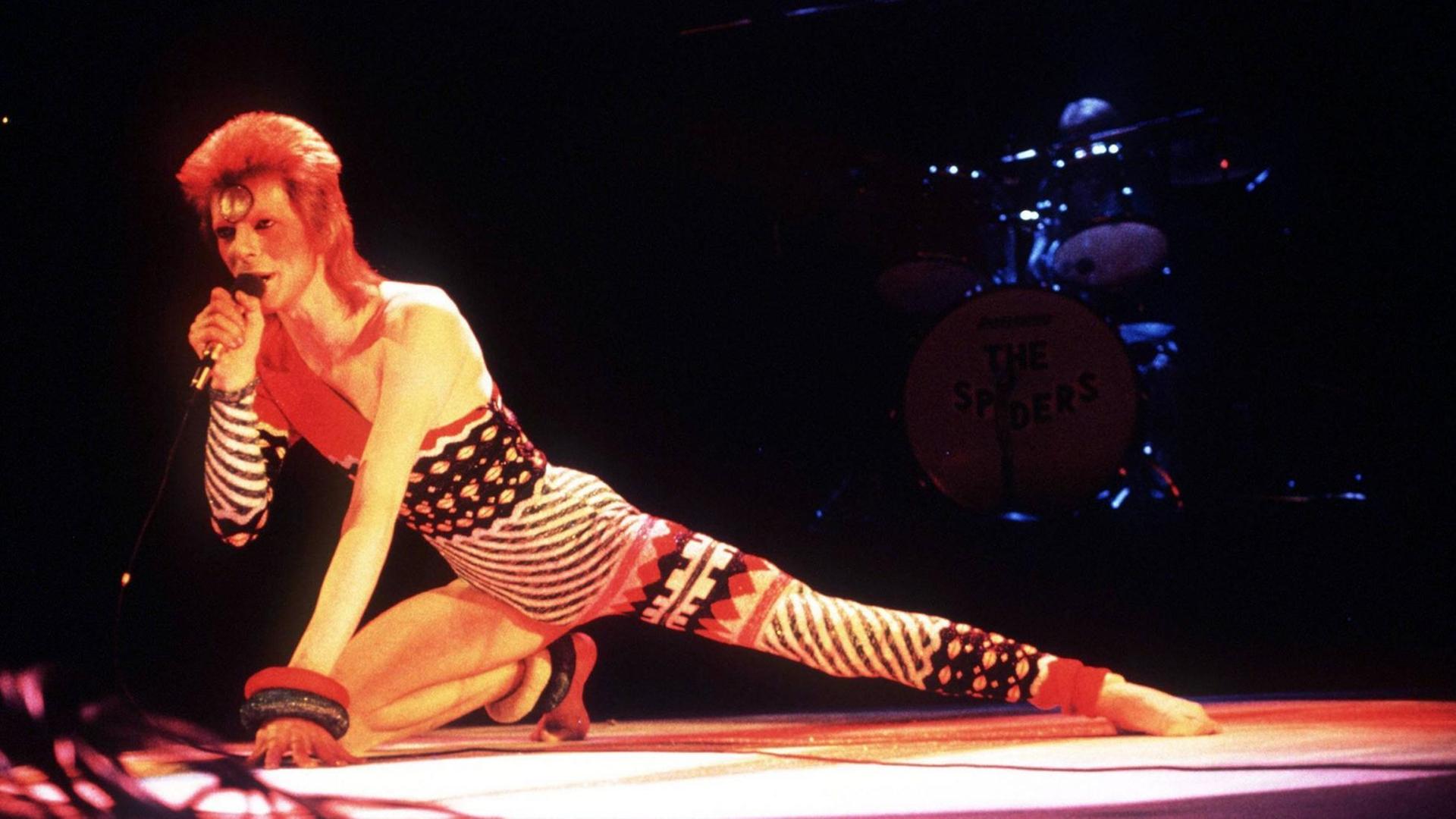 Sänger David Bowie während eines Konzerts in London -