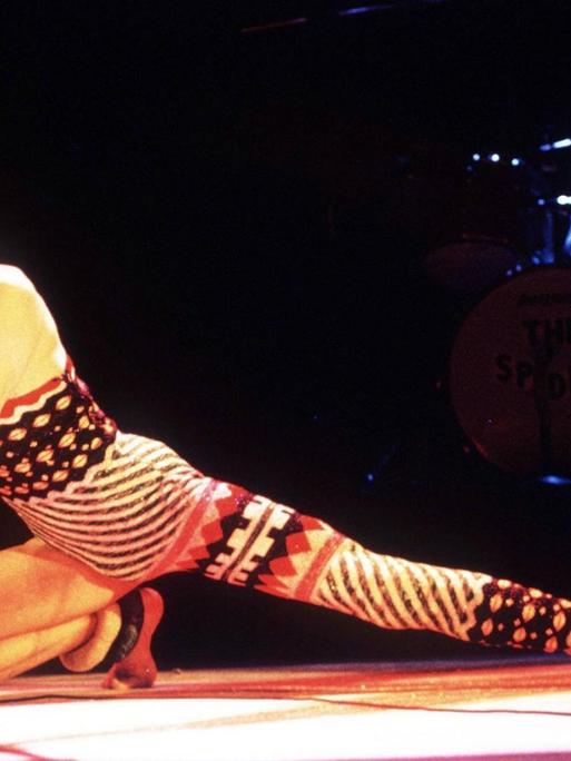 Sänger David Bowie während eines Konzerts in London -