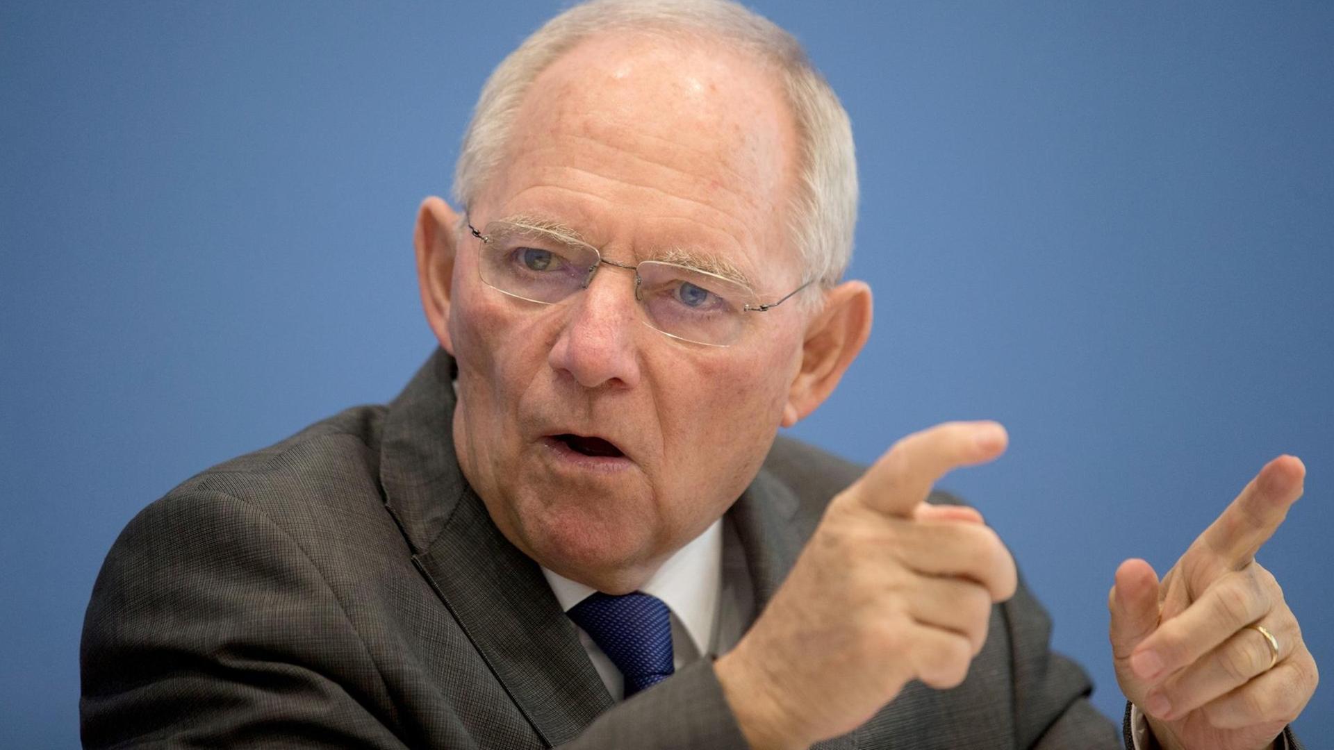 Bundesfinanzminister Wolfgang Schäuble (CDU) spricht am 23.03.2016 in Berlin in der Bundespressekonferenz.