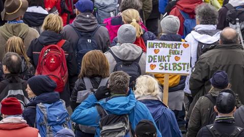 3. April 2021: Querdenker und andere Gegner der Pandemie-Einschränkungen haben in Stuttgart ohne Abstand und weitgehend ohne Schutzmaske demonstriert. Mindestens vier Demos mit 2500 Teilnehmern waren angemeldet, gekommen waren aber weit mehr. Hier der Zug der Demonstranten durch die Innenstadt über die B10/B14 zum offiziellen Versammlungsort, dem Cannstatter Wasen.