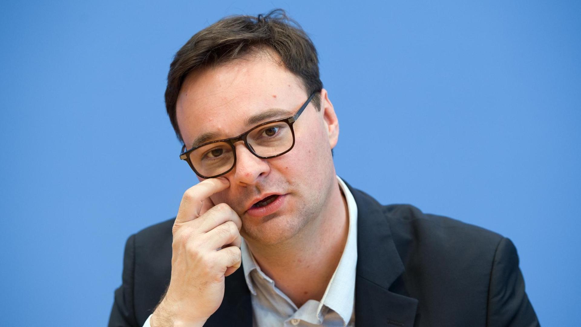 Der Spitzenkandidat der FDP für die Landtagswahl im Saarland, Oliver Luksic, spricht am 27.03.2017 in Berlin während einer Pressekonferenz.