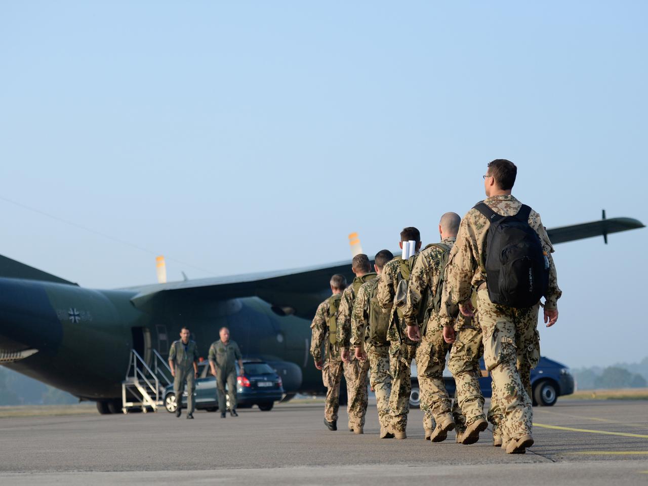 Soldaten gehen auf dem Nato-Flugplatz in Hohn (Schleswig-Holstein) auf eine Transall Transportmaschine zu.