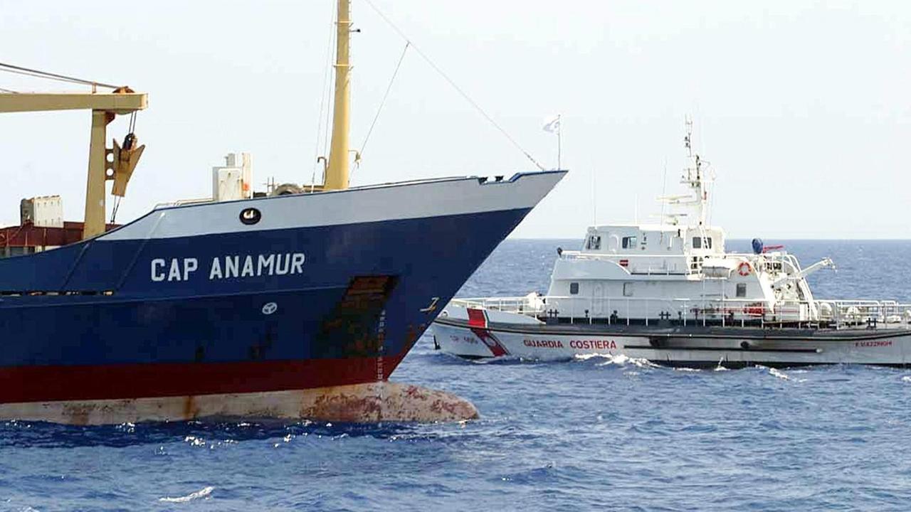 Immer im Einsatz für Flüchtlinge: Die "Cap Anamur" am 8. Juli 2004 vor der Küste Siziliens.
