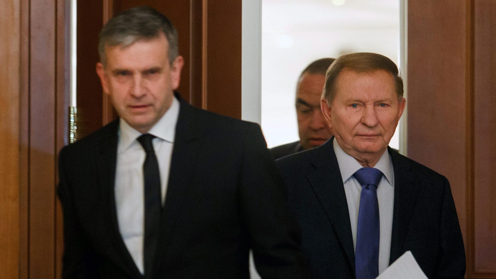 Der ehemalige ukrainische Präsident Kutschma (r.) und der russische Botschafter in der Ukraine Surabow.
