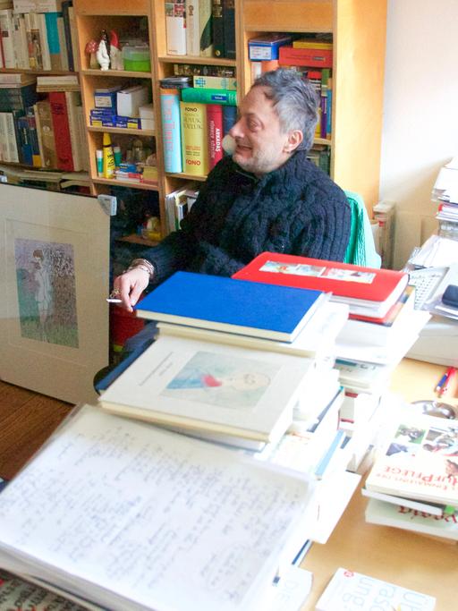 Schriftsteller Feridun Zaimoglu am Schreibtisch