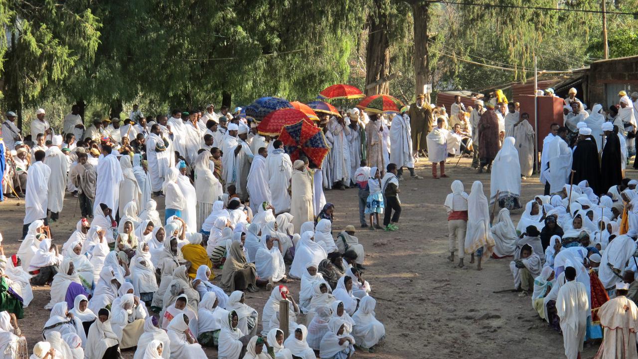 Äthiopisch-orthodoxe Christen beim Sonntagsgottesdienst in dem kleinen Örtchen Lalibela