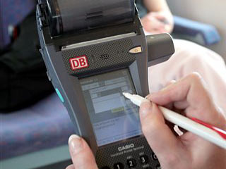 Für eine Reisende wird in einer Regionalbahn der Deutschen Bahn mit einem sogenannten mobilen Terminal ein Ticket ausgestellt.