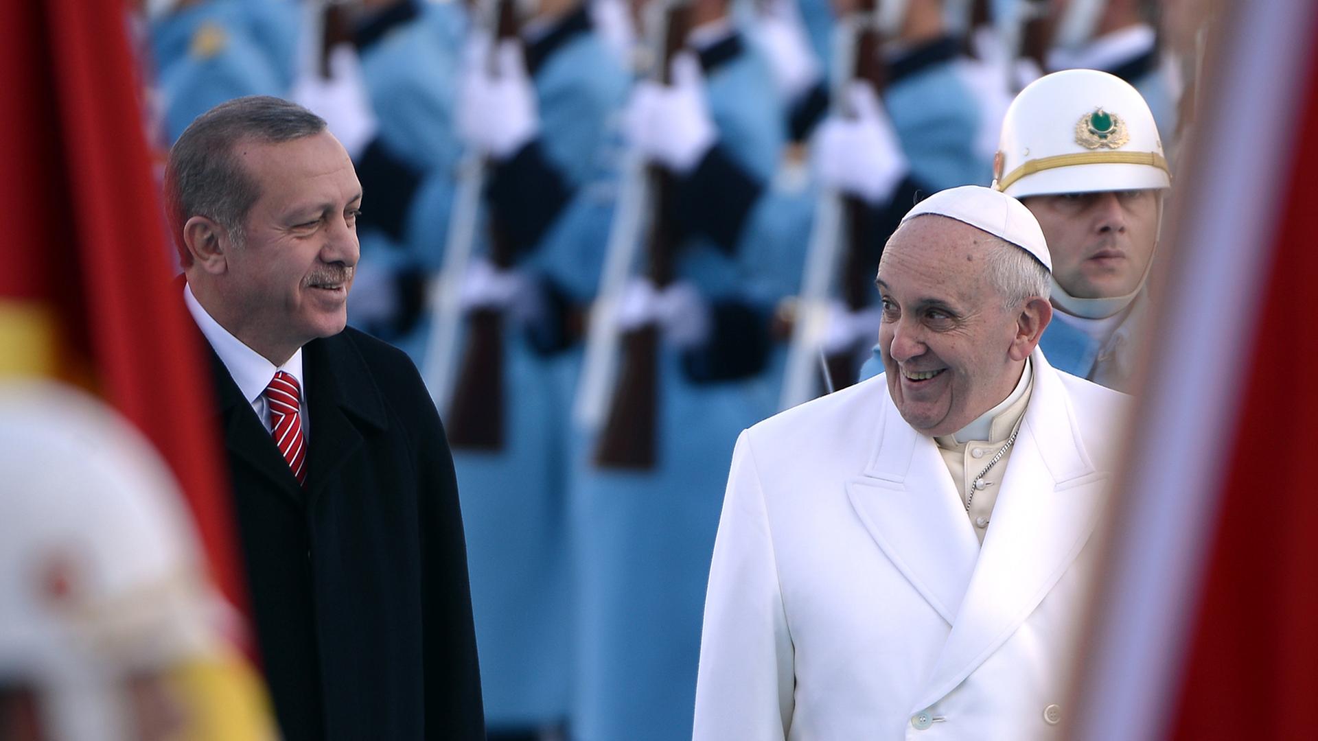 Der türkische Staatspräsident Erdogan beim Empfang von Papst Franziskus in Ankara.