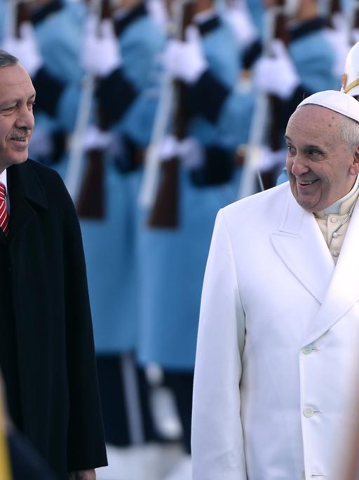 Der türkische Staatspräsident Erdogan beim Empfang von Papst Franziskus in Ankara.