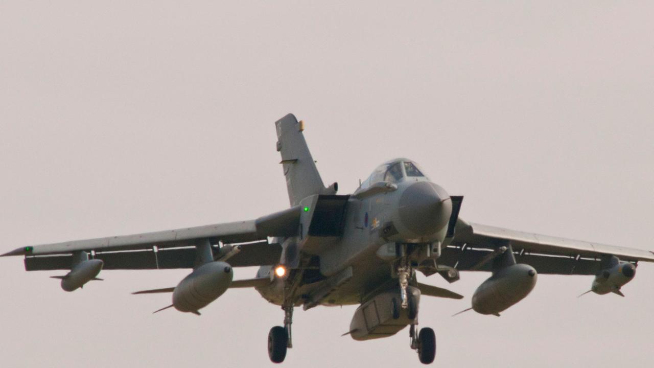 Ein Tornado-Kampfflugzeug der britischen Royal Air Force (RAF) fliegt am 20.03.2011 über Norfolk, Großbritannien.