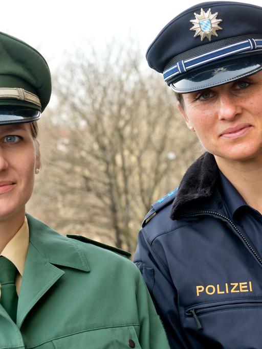 Zwei Polizistinnen mit der alten (links) und neuen Uniform der bayerischen Polizei.