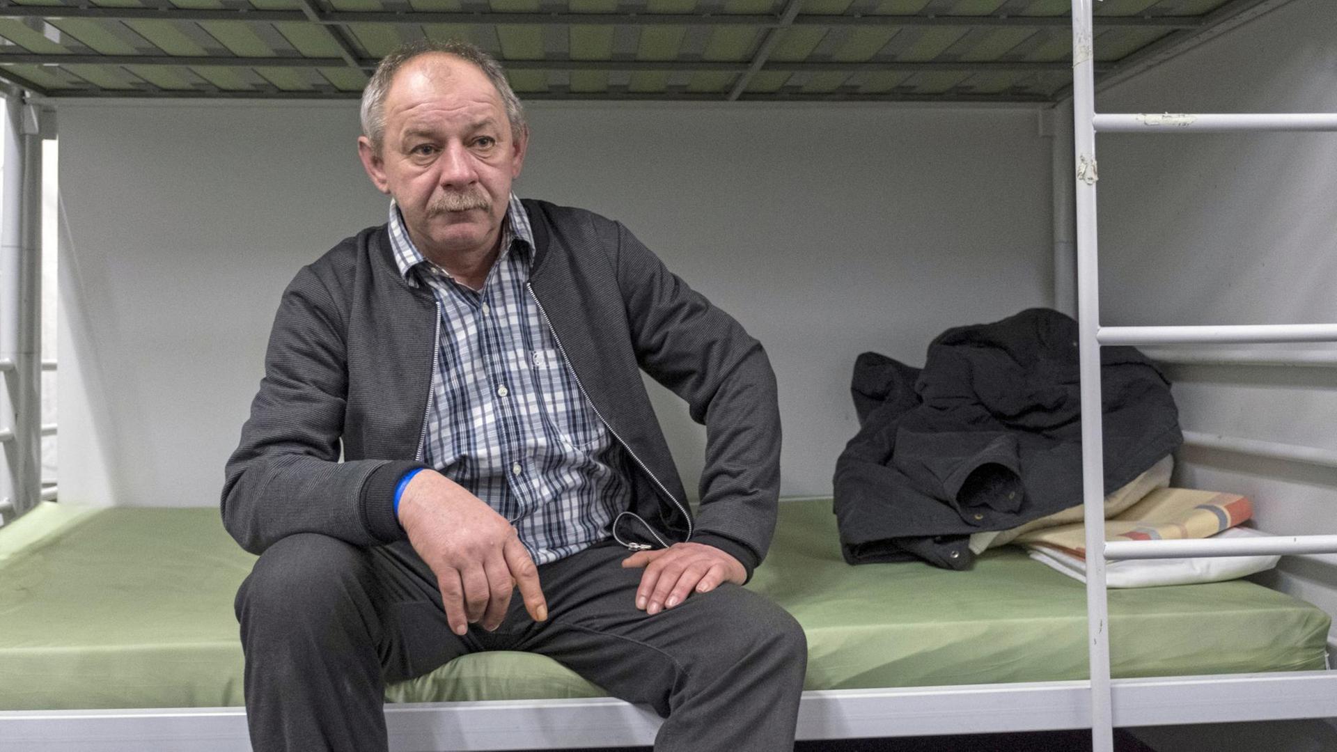 Ein polnischer Bauarbeiter in einer Obdachlosenunterkunft der Berliner Stadtmission in einer Traglufthalle am Güterbahnhof in Berlin-Lichtenberg, aufgenommen im Dezember 2017