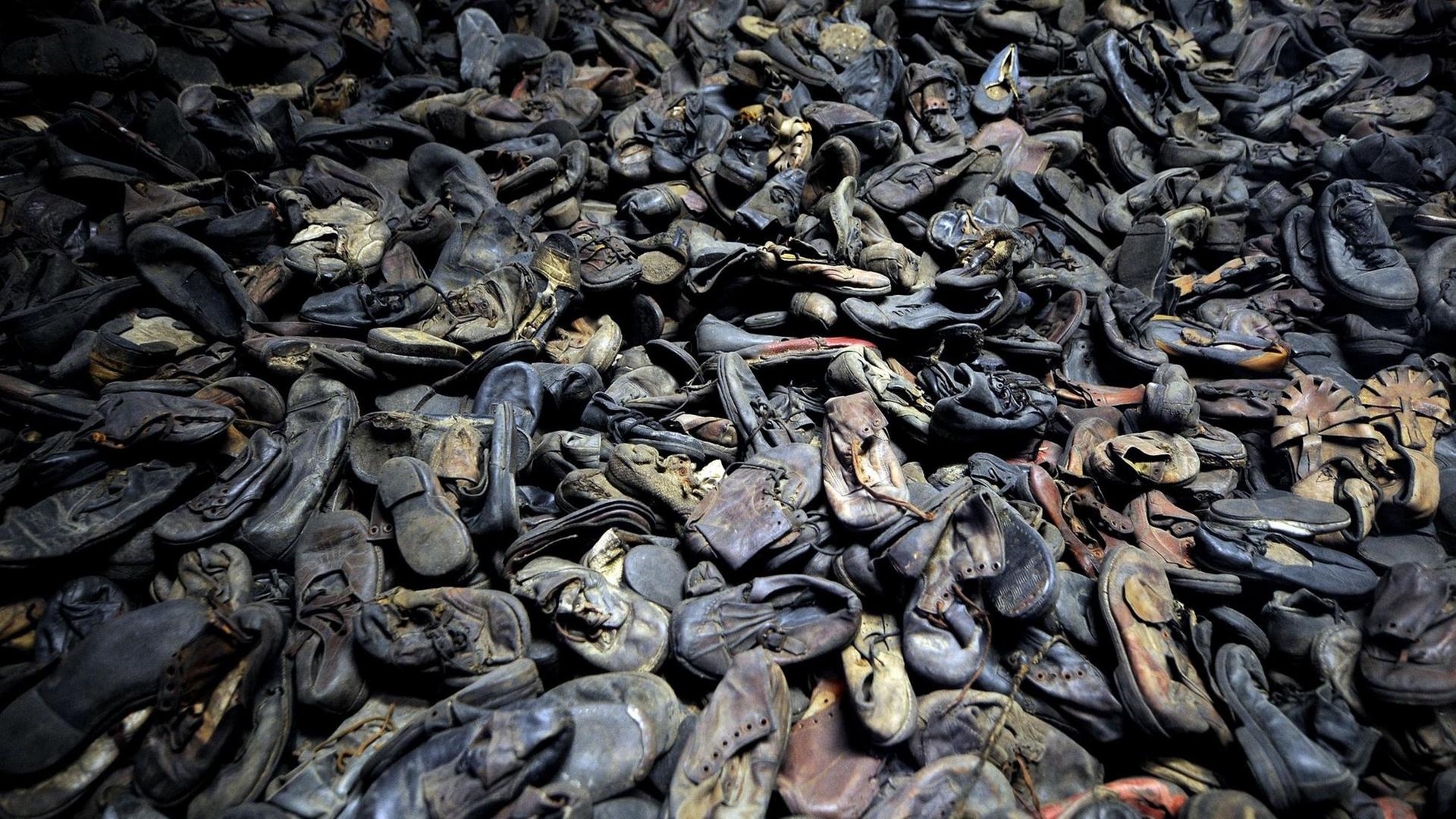 Ein Berg von Schuhen erinnert in der Gedenkstätte Auschwitz-Birkenau an die Opfer des Konzentrationslagers der Nationalsozialisten