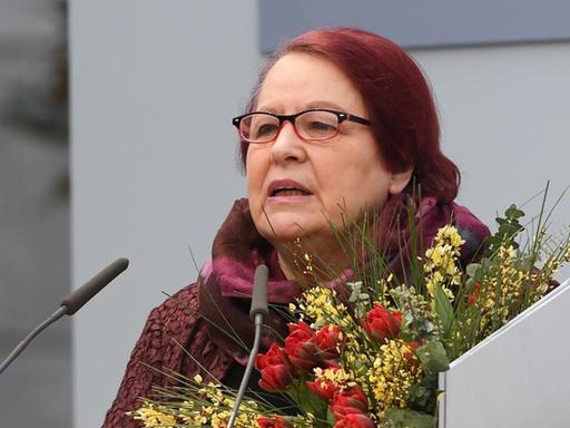 Natascha Wodin receives the award of the Leipzig Book Fair 2017 in the category 'fiction' for her novel 'Sie kam aus Mariupol' (lit. 'She came from Mariupol'), published by Rowohlt, at the Leipzig Book Fair in Leipzig, Germany, 23 March 2017. 3,400 events at 570 stages await the visitors of the Leipzig Book Fair until 26 March. This year's guest country is Lithuania, 260,000 visitors are expected at the fair. Photo: Hendrik Schmidt/dpa-Zentralbild/dpa Natascha Wodin receives the award of the Leipzig Book Fair 2017 in the category 'fiction' for her novel 'Sie kam aus Mariupol' (lit. 'She came from Mariupol'), published by Rowohlt, at the Leipzig Book Fair in Leipzig, Germany, 23 March 2017. 3,400 events at 570 stages await the visitors of the Leipzig Book Fair until 26 March. This year's guest country is Lithuania, 260,000 visitors are expected at the fair. Photo: Hendrik Schmidt/dpa-Zentralbild/dpa