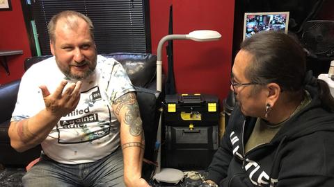 Ex-Neonazi TM Garret Schmid (links) mit Tattoo-Künstler Jack Flores. Mit ihrer Organisation "Erasing the hate" helfen sie Aussteigern aus der Extremisten-Szene - auch praktisch beim Loswerden ihrer Hass-Tattoos.