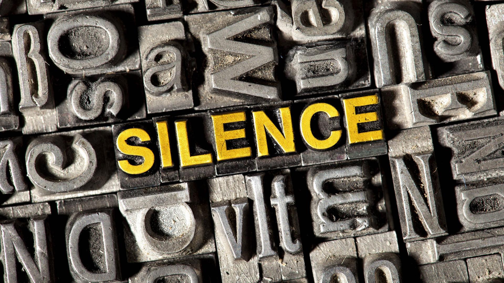 Buchstaben bilden bilden das englische Wort für Schweigen: "Silence".