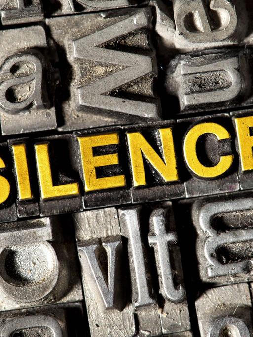 Alte Bleilettern bilden das englische Wort für Schweigen: "Silence".