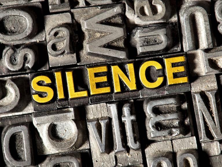 Buchstaben bilden bilden das englische Wort für Schweigen: "Silence".
