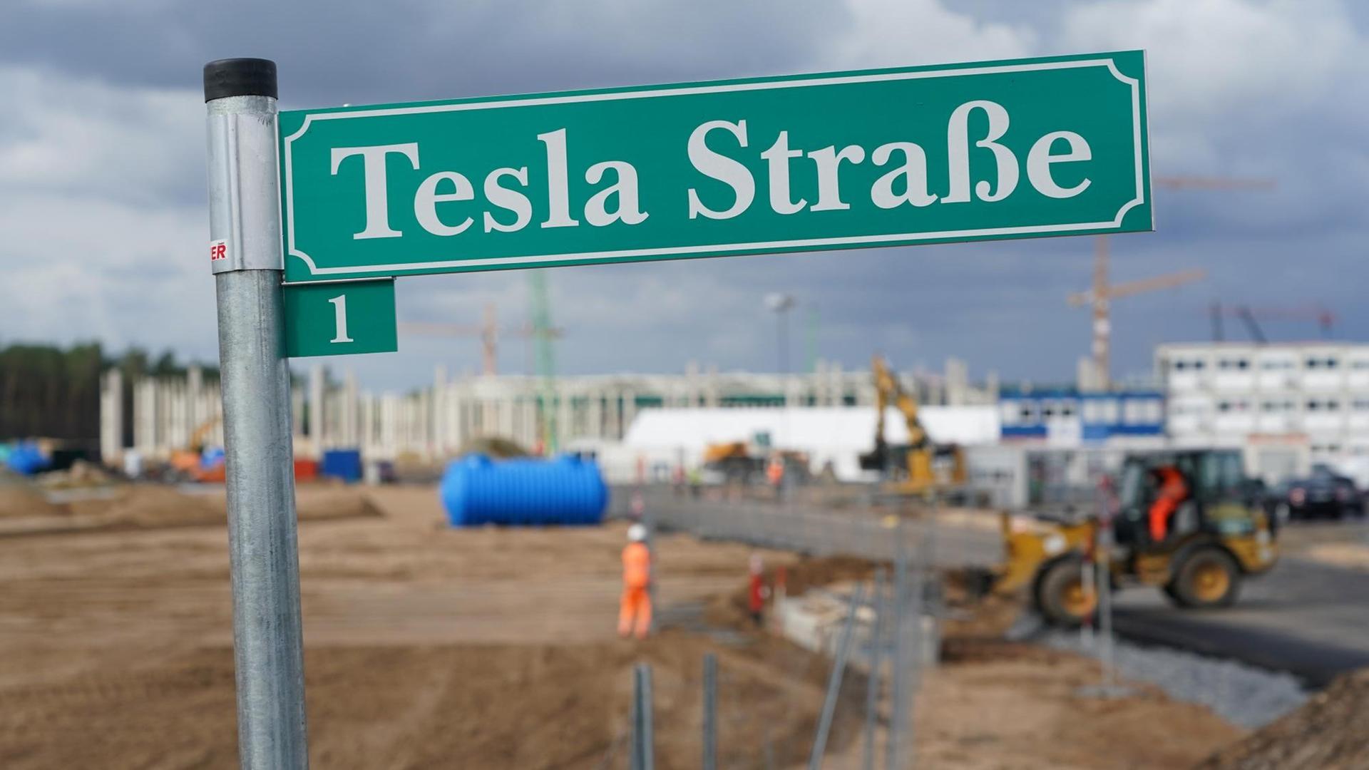Ein Straßenschild zeichnet den neuen Weg als Tesla Strasse Nr.1 aus.