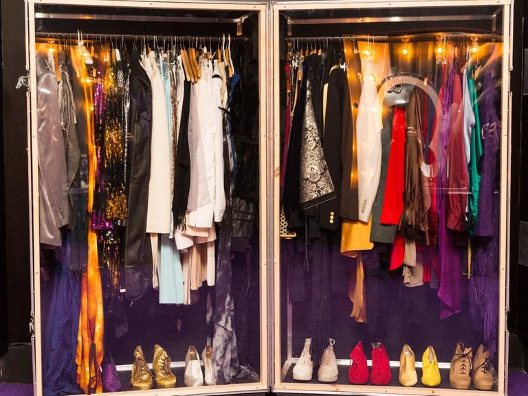 Die Ausstellung "My name is Prince" zeigt unter anderem einen Kleiderschrank mit Kostümen des US-Sängers Prince.