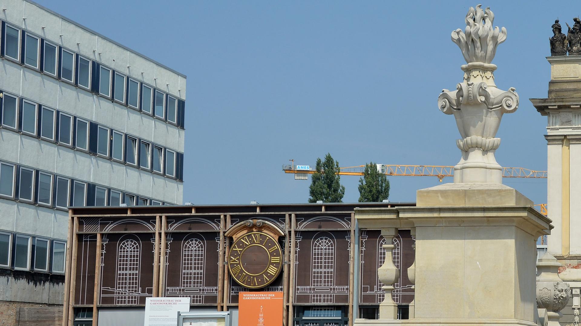 Ein Eckstück der Balustrade der Garnisonkirche mit Flammenvase und Satyrkopfvase erinnern am 29.07.2014 in Potsdam (Brandenburg) an die gesprengte Garnisonkirche.