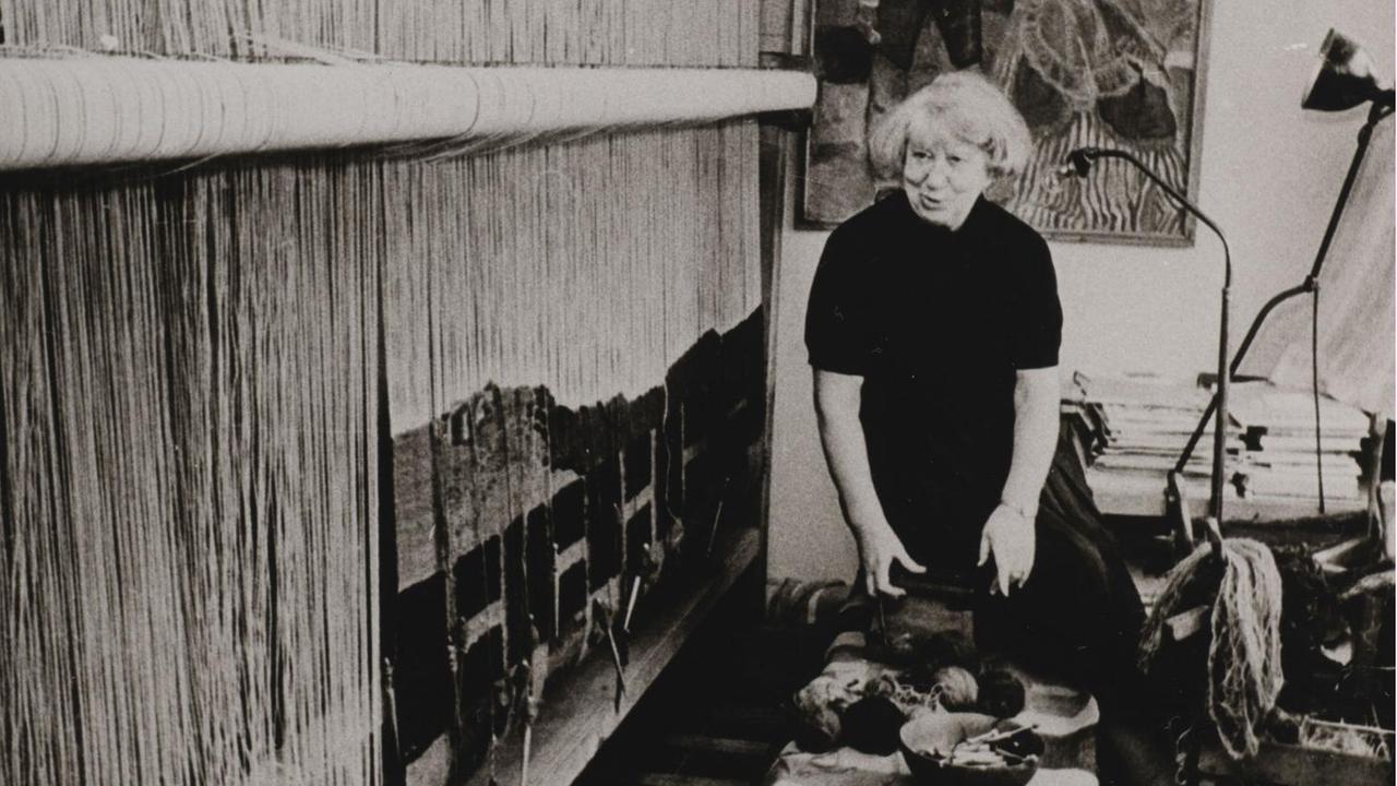 Hannah Ryggen ist an einem zimmergroßen Webstuhl um 1964 in schwarz-weiß zu sehen.  Adresseavisen, Trondheim.