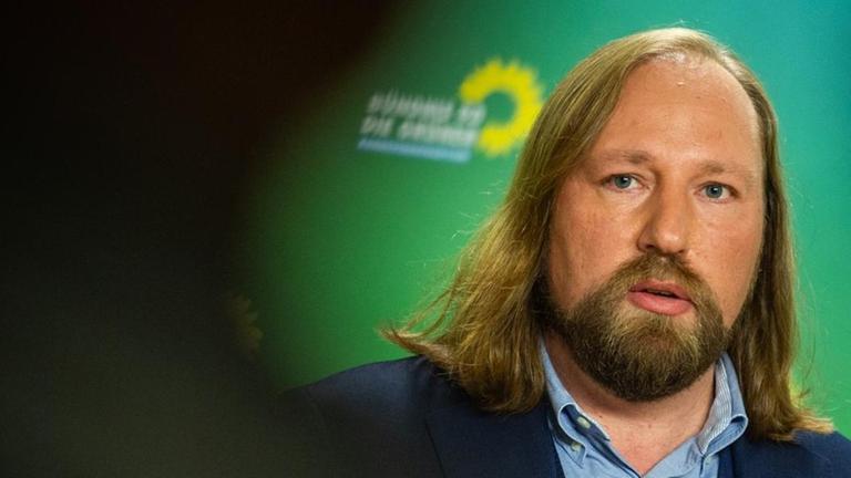 Der Grünen-Politiker Anton Hofreiter (Bündnis90/Die Grünen) vor einer grünen Wand mit dem Logo seiner Partei Der Grünen-Politiker Anton Hofreiter (Bündnis90/Die Grünen) vor einer grünen Wand mit dem Logo seiner Partei