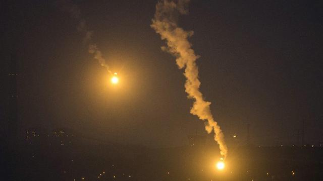 Israelische Leuchtmunition erhellt den Himmel über dem Gazastreifen am 17.07.2014