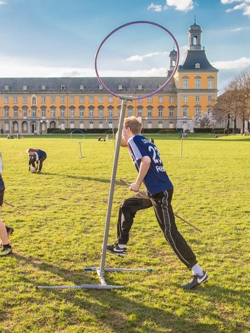 Quidditch-Spieler der "Rheinos Bonn" trainieren am 04.04.2016 im Hofgarten in Bonn