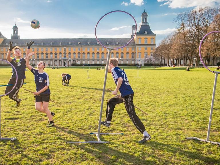 Quidditch-Spieler der "Rheinos Bonn" trainieren am 04.04.2016 im Hofgarten in Bonn