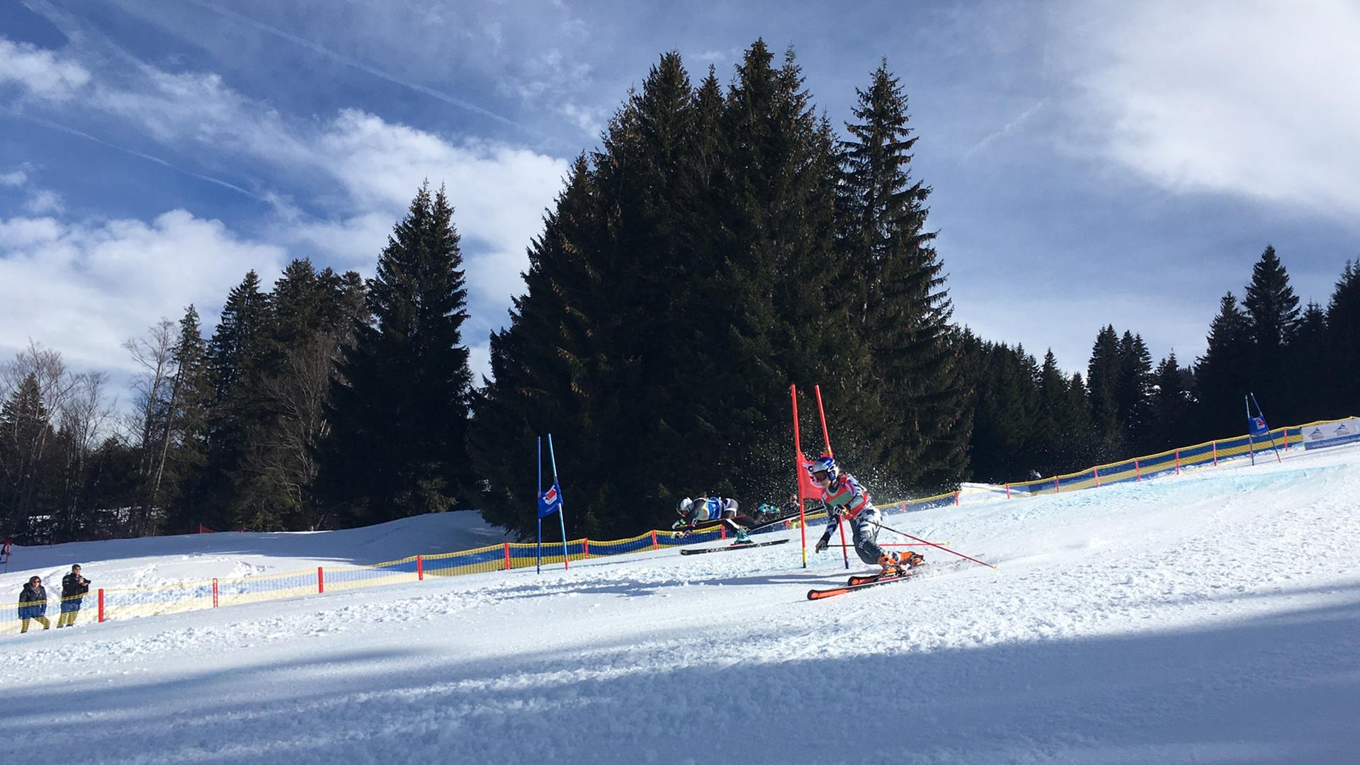 Johanna Holzmann fährt bei einem Wettkampf eine Skipiste hinunter.