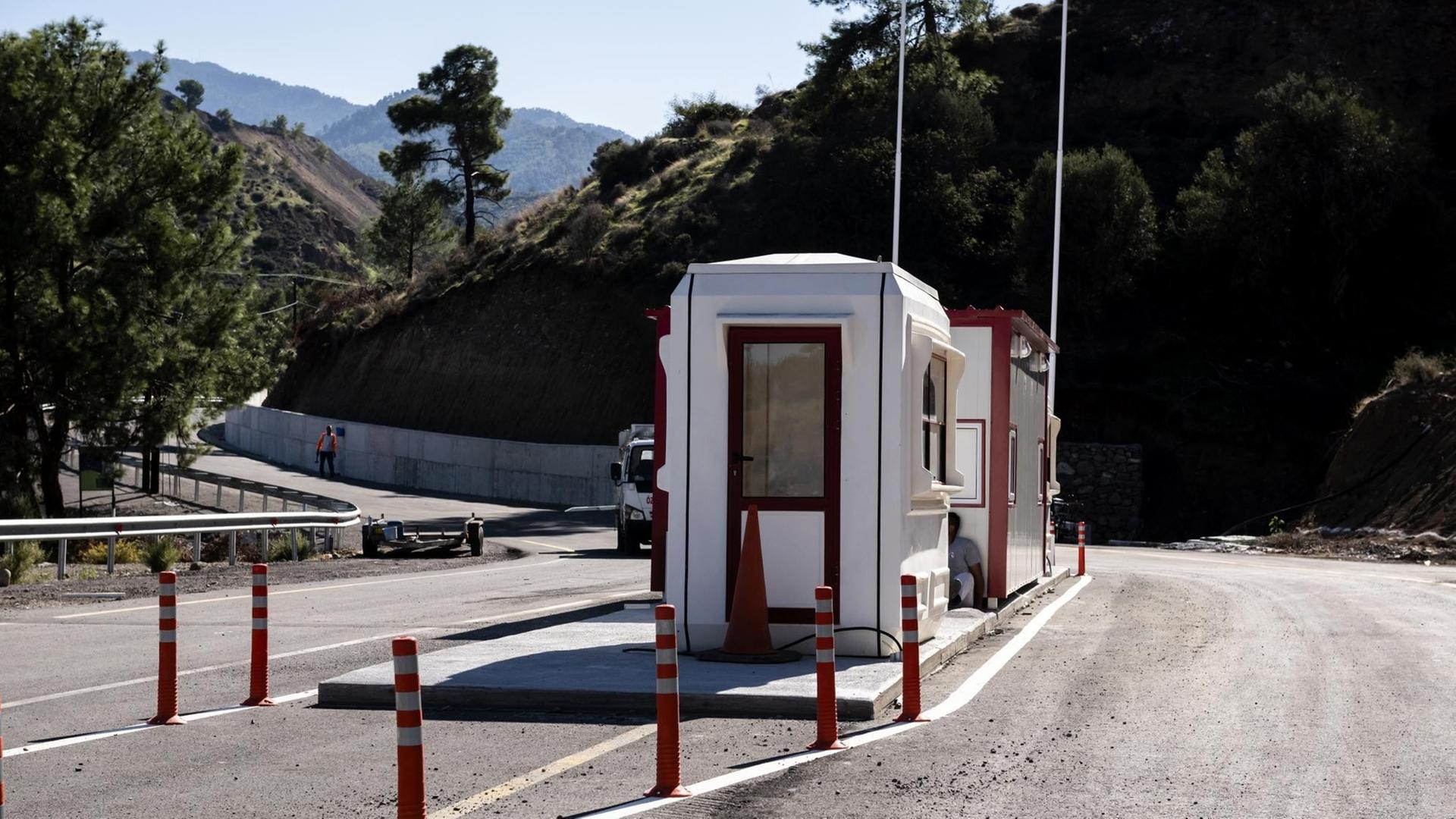 Eine Straße mit Grenzübergang