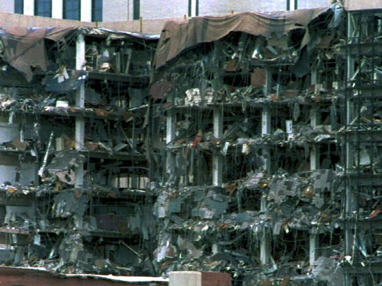 Blick auf die völlig zerstörte Nordseite des neunstöckigen Gebäudes der US-Bundesbehörden in Oklahoma City am 19. April 1995.