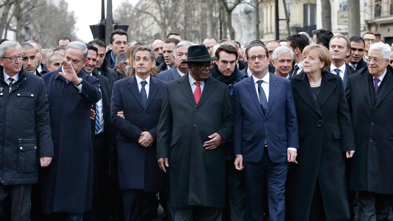 Europäische Staats- und Regierungschefs nehmen an einem Gedenkmarsch in Paris teil und setzen so ein Zeichen gegen religiös motivierte Gewalt. 