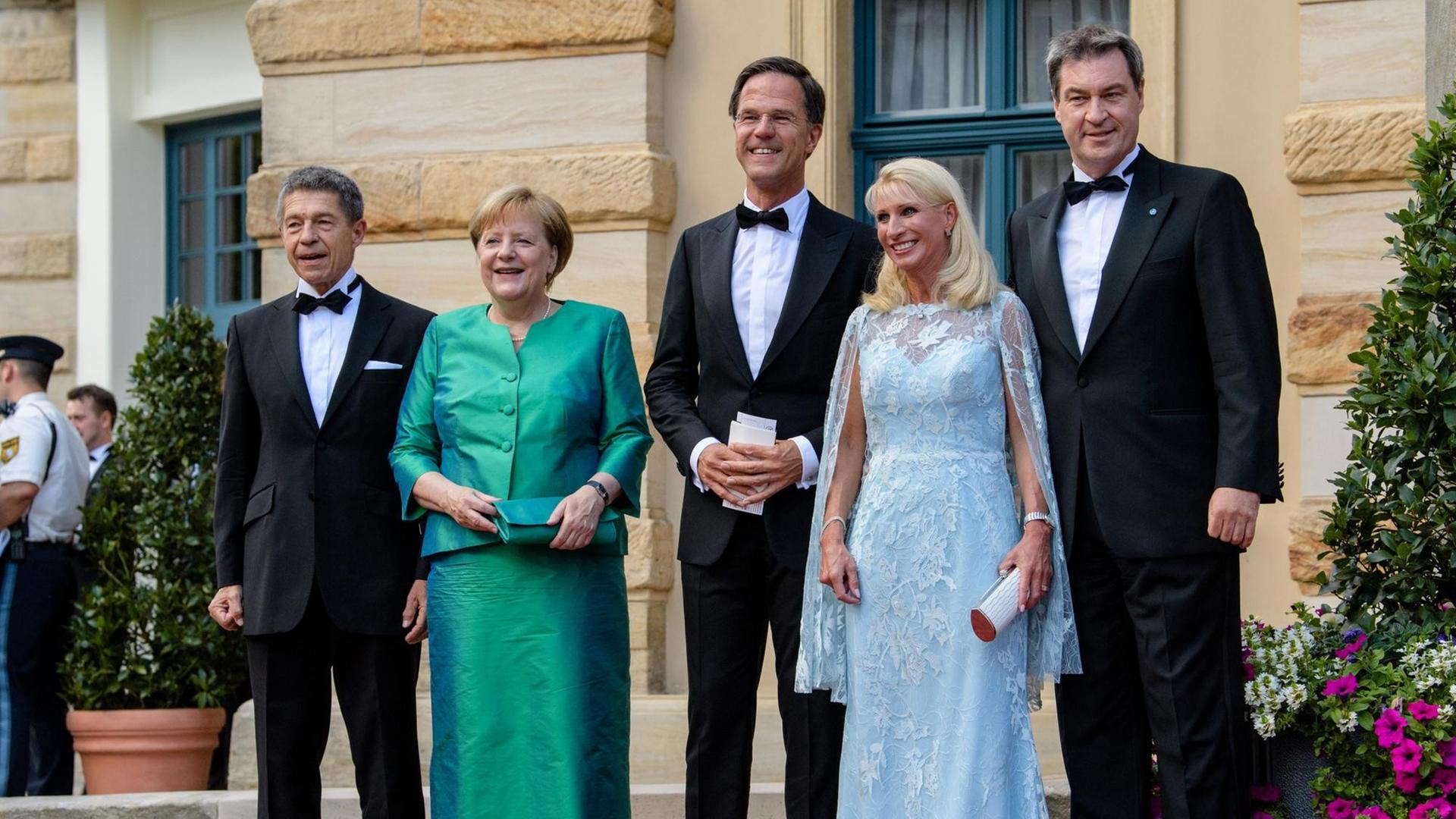 Joachim Sauer, seine Ehe-Frau Angela Merkel, Marc Rutte, der Minister-Präsident von den Niederlanden, Karin Söder und Markus Söder vor dem Fest-Spiel-Haus.