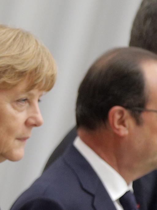 Der russische Präsident Wladimir Putin, die deutsche Bundeskanzlerin Angela Merkel, der französische Präsident Francois Hollande und der Präsident der Ukraine, Petro Poroshenko, während der Friedensverhandlungen für die Ukraine in der weißrussischen Hauptstadt Minsk; Aufnahme vom 11. Februar 2015