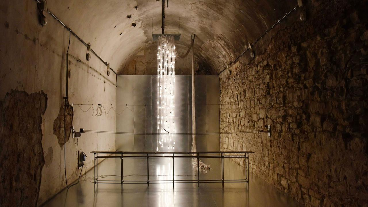 Die Installation "Point of Contact" von Satoru Tamura - wie ein Regen aus Licht erhellen die vielen Lampen ein dunkles Gewölbe. (Foto: Frank Vinken) Die Installation "Point of Contact" von Satoru Tamura - wie ein Regen aus Licht erhellen die vielen Lampen ein dunkles Gewölbe. (Foto: Frank Vinken)