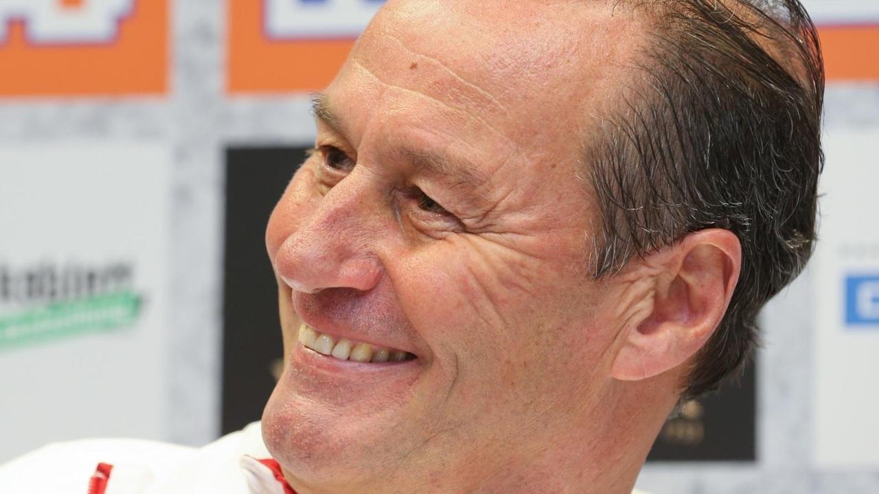 Der Stuttgarter Trainer Huub Stevens lacht bei der Pressekonferenz nach dem Spiel.
