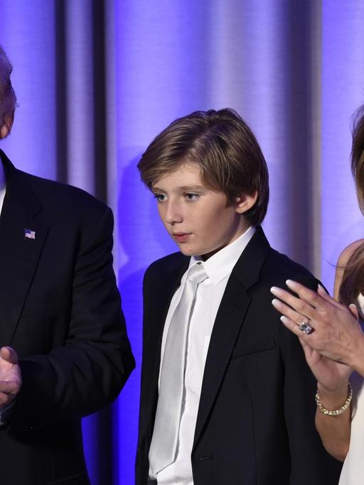 Der neue amerikanische Präsident Donald Trump auf der Bühne mit seiner Frau und seinem Sohn.