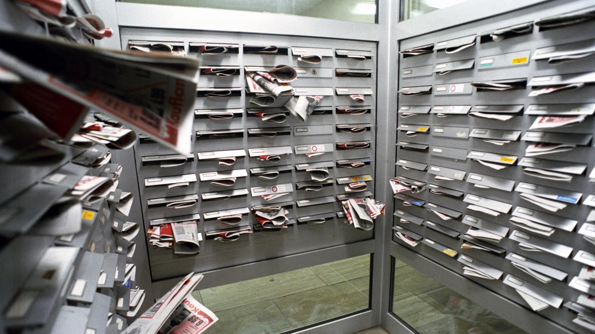Die Briefkästen eines Wohnhauses in Jena sind mit Werbematerial überfüllt. Das ganze Jahr über gibt es mehr oder weniger Postwurfsendungen von Warenhausketten, Baumärkten oder Reisebüros die Briefkästen füllen.