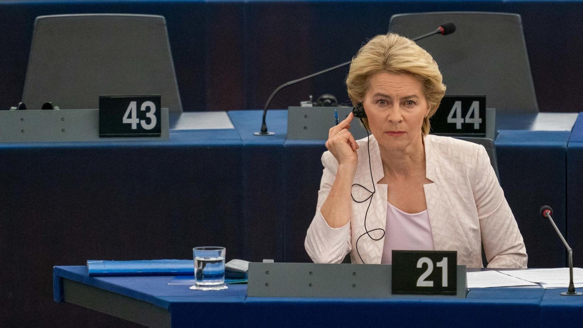 Ursula von der Leyen sitzt im Europaparlament nach ihrer Bewerbungsrede für den Posten als neue EU-Kommissionspräsidentin