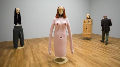 Mit der Ausstellung Maske. Kunst der Verwandlung befasst sich das Kunstmuseum Bonn mit der Maske in der Kunst: Auf dem Bild sind Maskenkostueme von Wiebke Siem zu sehen. (30.05. - 25.08.2019)