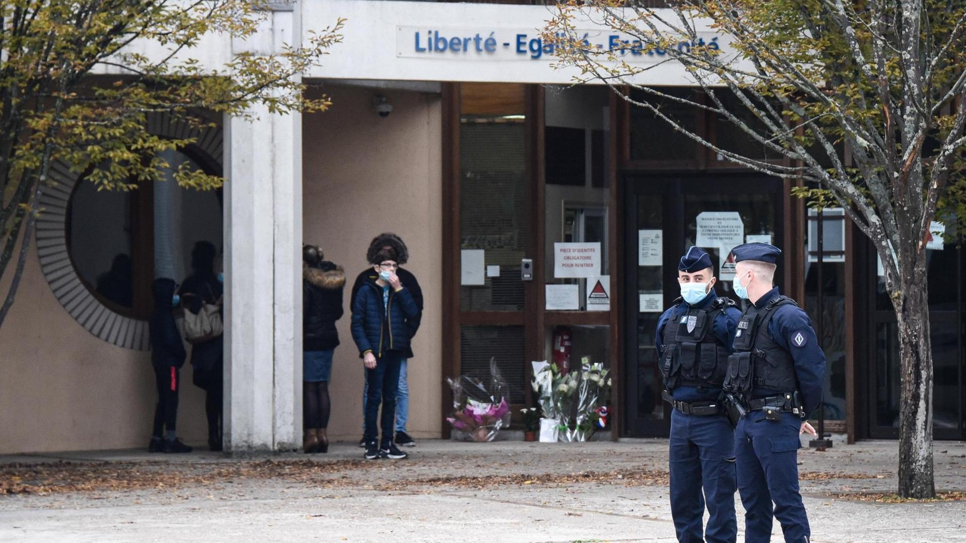 Polizisten vor der Schule bei Paris