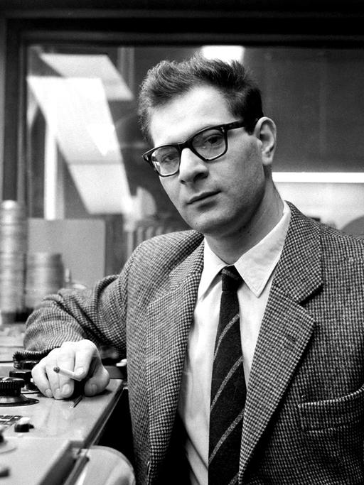 Der Autor und Regisseur Mauricio Kagel im elektronischen Studio des WDR im Jahre 1960.