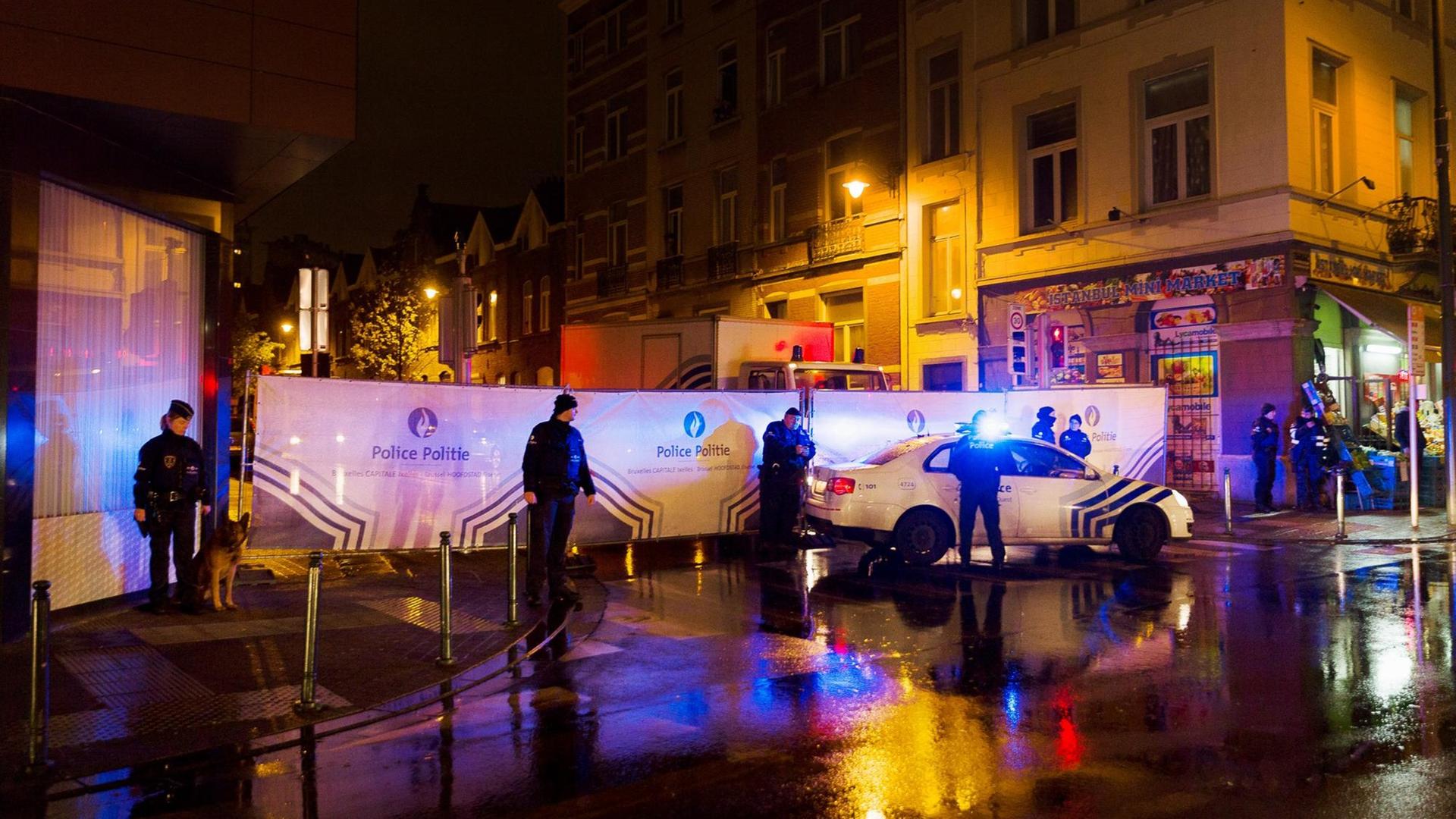 Belgische Polizisten in der Nähe eines Polizeireviers in Brüssel
