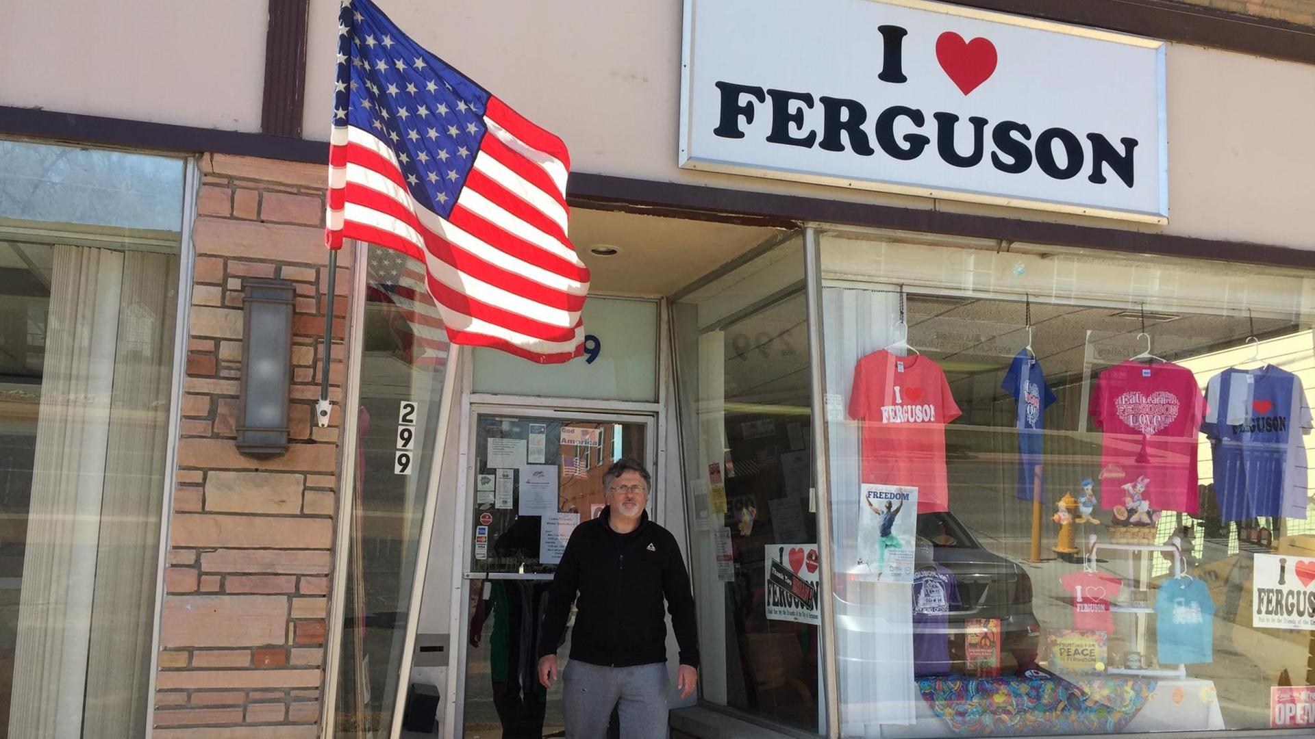 Nick Kassof, ein Vermieter in Ferguson im US-Bundesstaat Missouri, steht vor einem Souvenirladen.