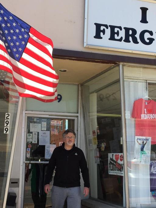 Nick Kassof, ein Vermieter in Ferguson im US-Bundesstaat Missouri, steht vor einem Souvenirladen.