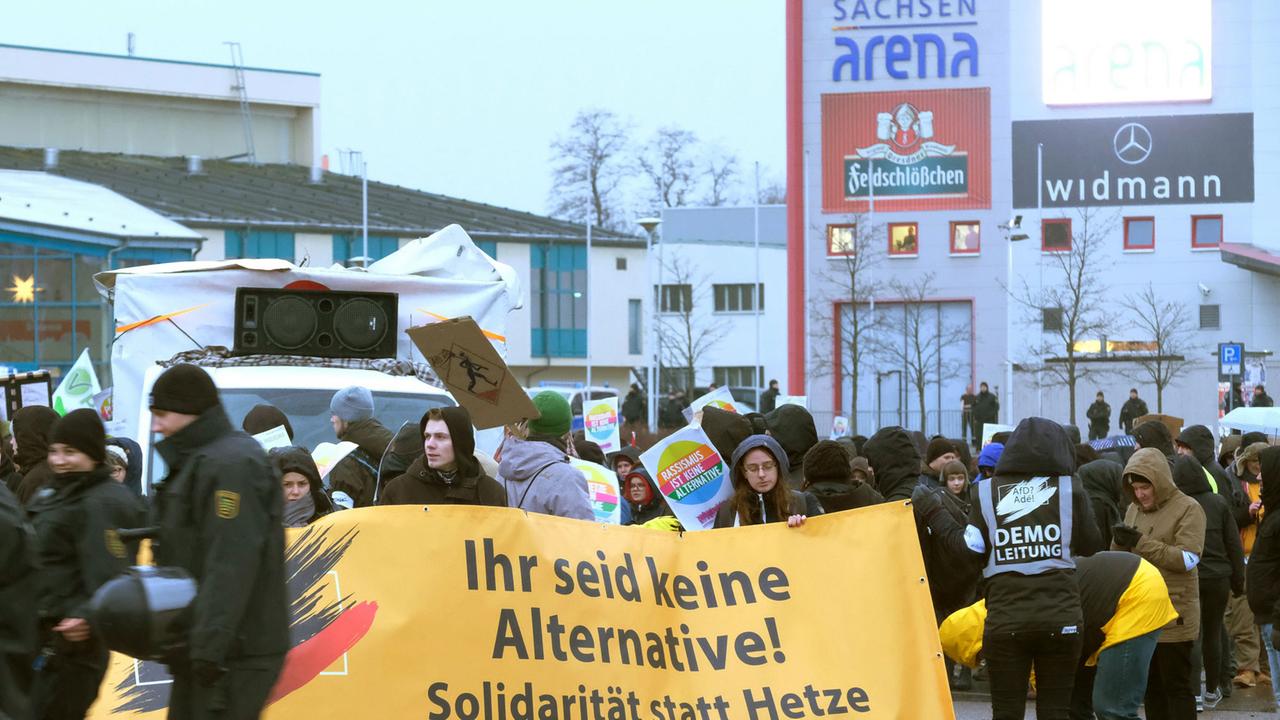 Demonstration gegen den Bundesparteitag der AfD am 12. Januar 2019 vor der Sachsen-Arena in Riesa.
