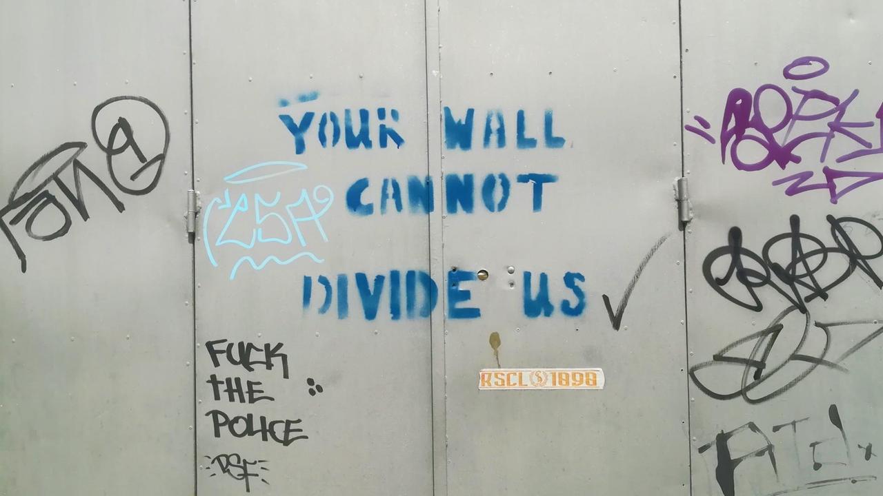 Schriftzug "Your wall can not divide us" - "Eure Mauer kann uns nicht trennen" - an der Grenze zwischen Nord- und Südzypern, die durch die Stadt Nicosia verläuft