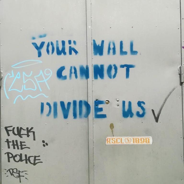 Schriftzug "Your Wall Cannot Divide US" - "Eure Mauer kann uns nicht trennen" - an der Grenze zwischen Nord- und Südzypern, die durch die Stadt Nicosia verläuft